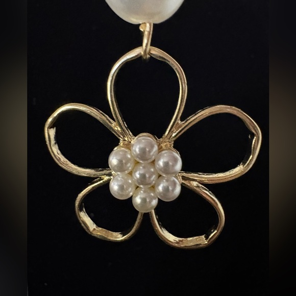 Fun Gold Tone Dangle Daisy Flower Faux Pearl Earrings NWT - Picture 3 of 7